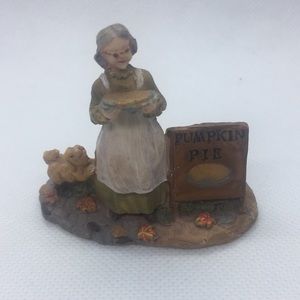 5/$15 Mini pumpkin pie figurine